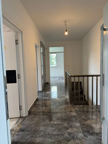 Moderne 4-Zimmer-Duplexwohnung mit zwei Balkonen & privatem Garten — photo 1